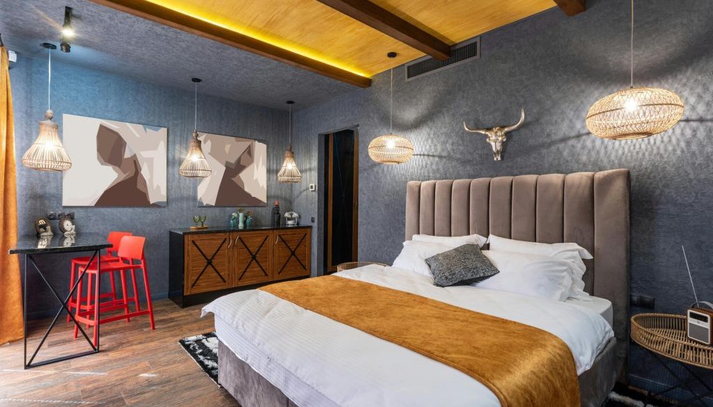 The-Best-of-Both-Worlds-Combining-Textured-Painting-and-Wallpapering-with-AAA-Painters